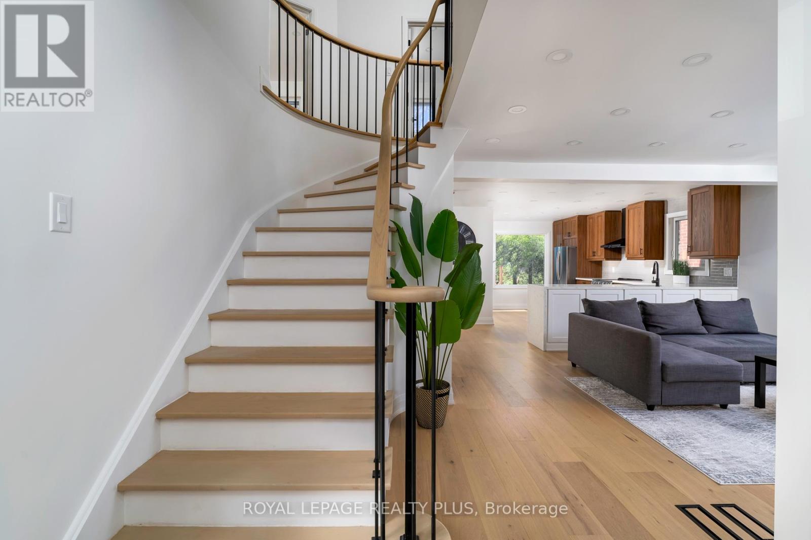 1079 Hedge Drive, Mississauga, Ontario  L4Y 1G3 - Photo 3 - W12414393