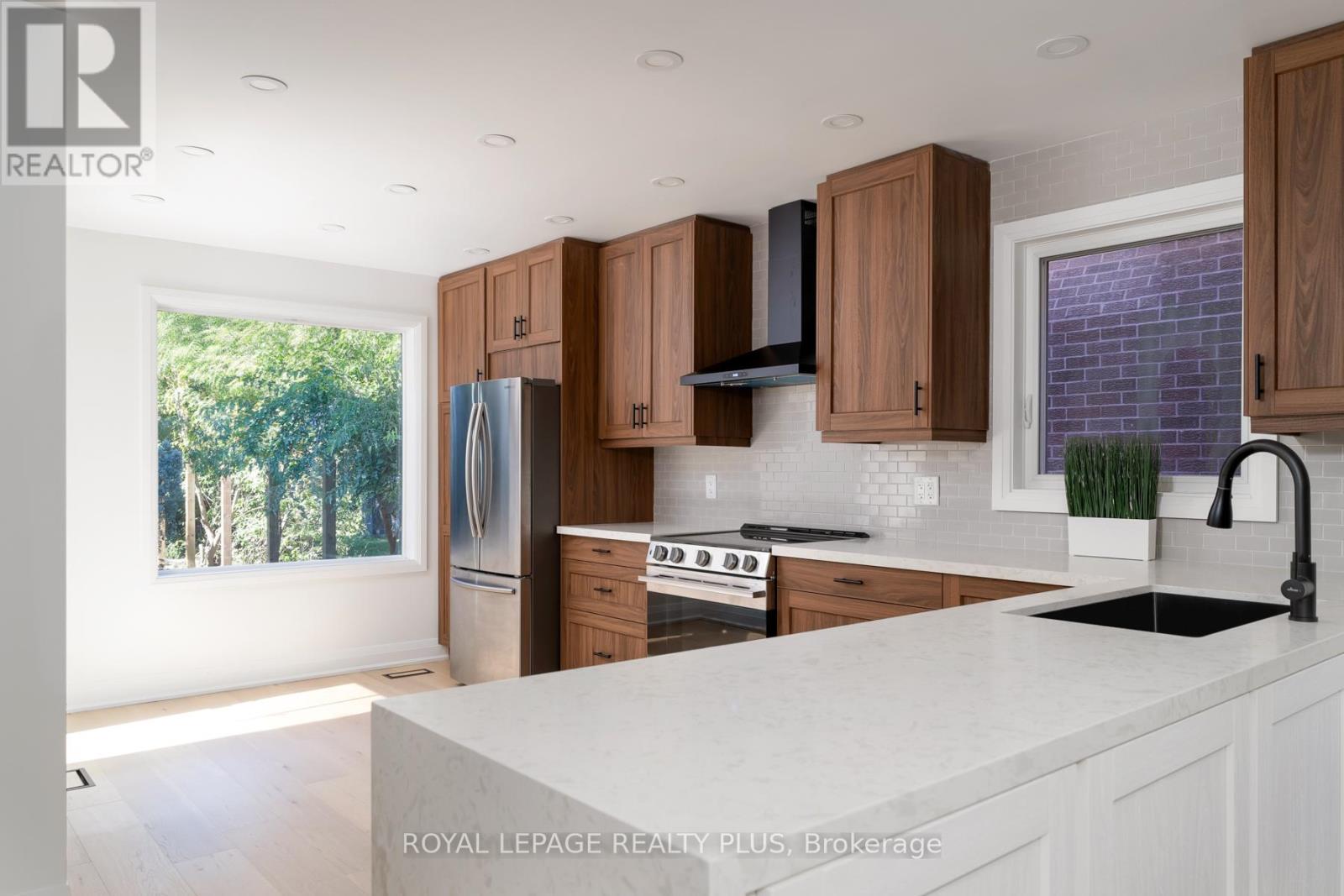 1079 Hedge Drive, Mississauga, Ontario  L4Y 1G3 - Photo 4 - W12414393