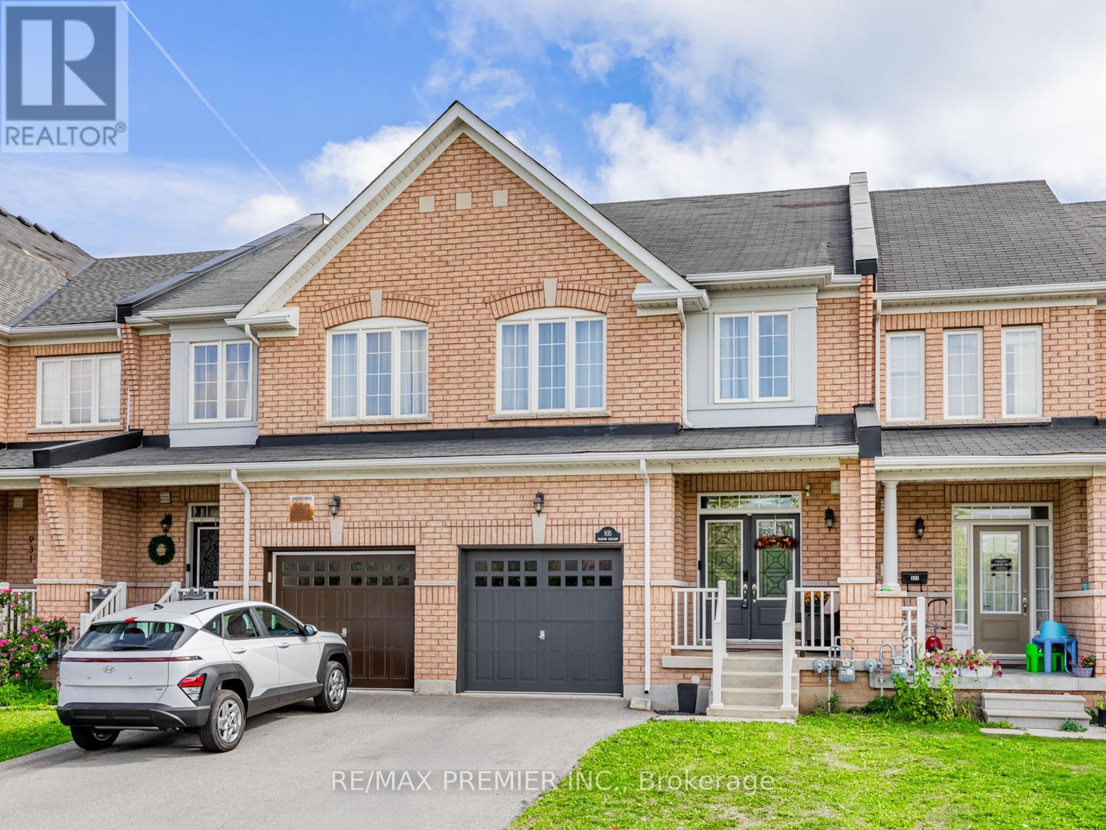 935 Transom Crescent, Milton, Ontario  L9T 8K4 - Photo 2 - W12414429