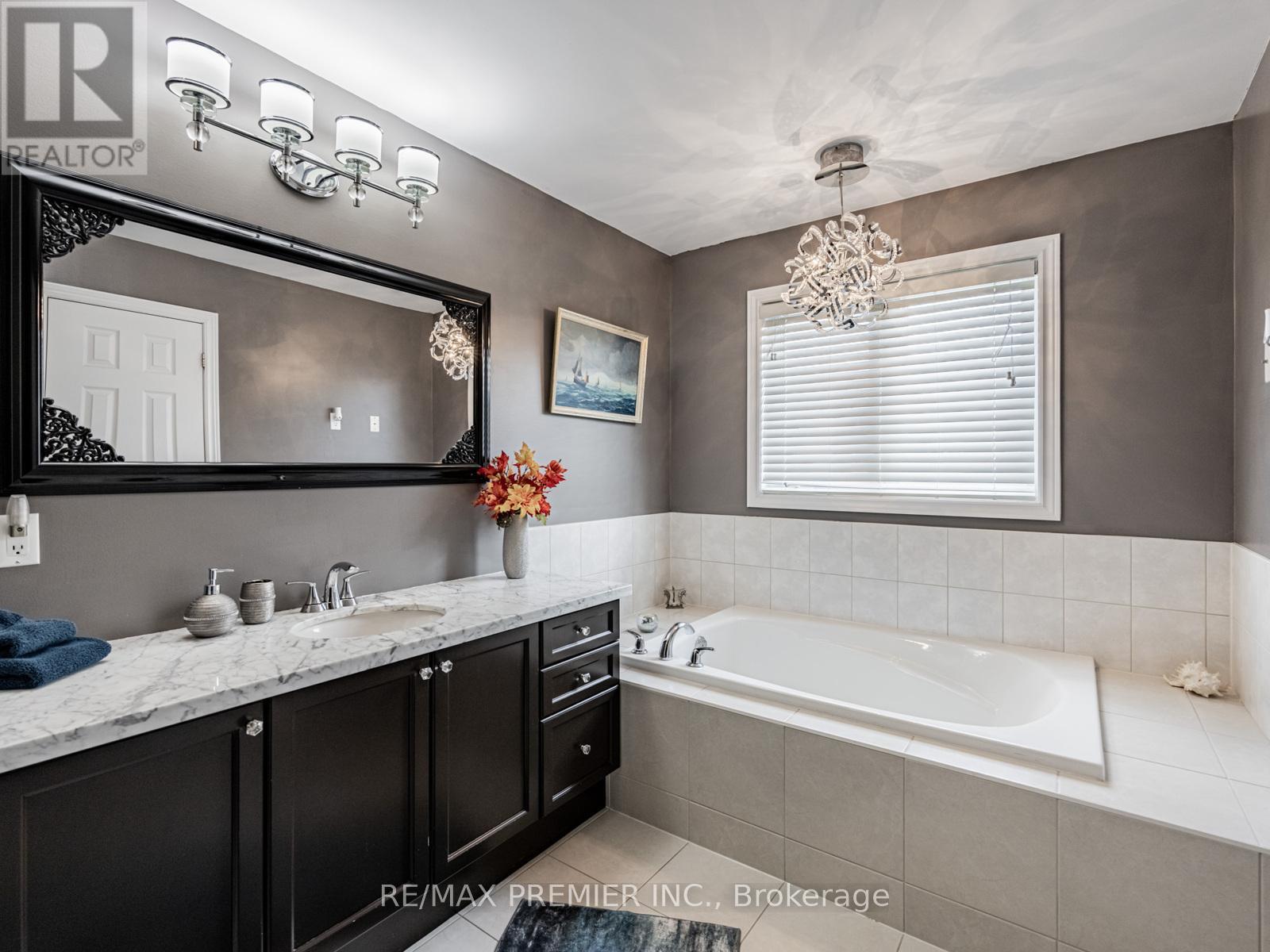 935 Transom Crescent, Milton, Ontario  L9T 8K4 - Photo 20 - W12414429