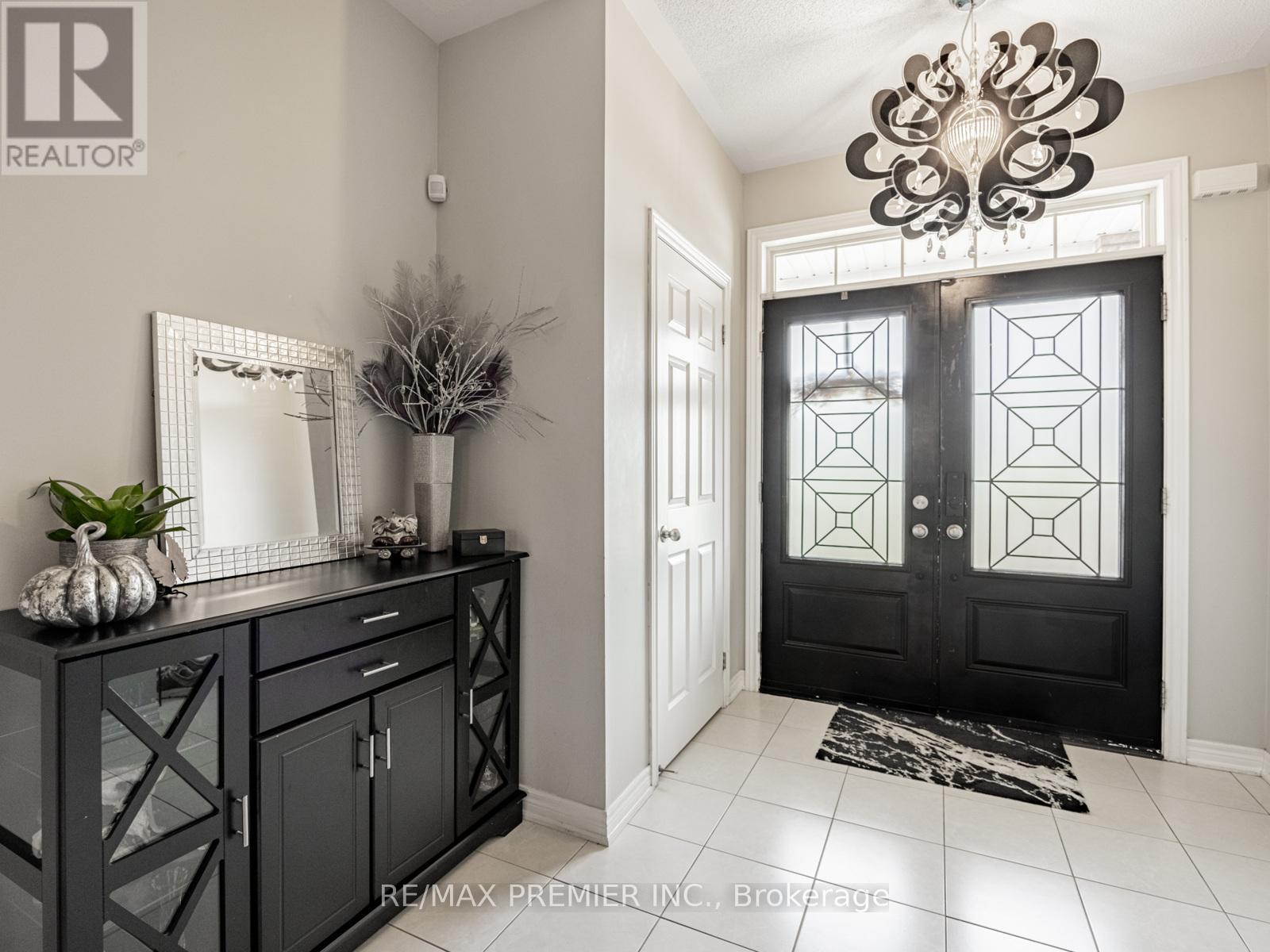 935 Transom Crescent, Milton, Ontario  L9T 8K4 - Photo 4 - W12414429