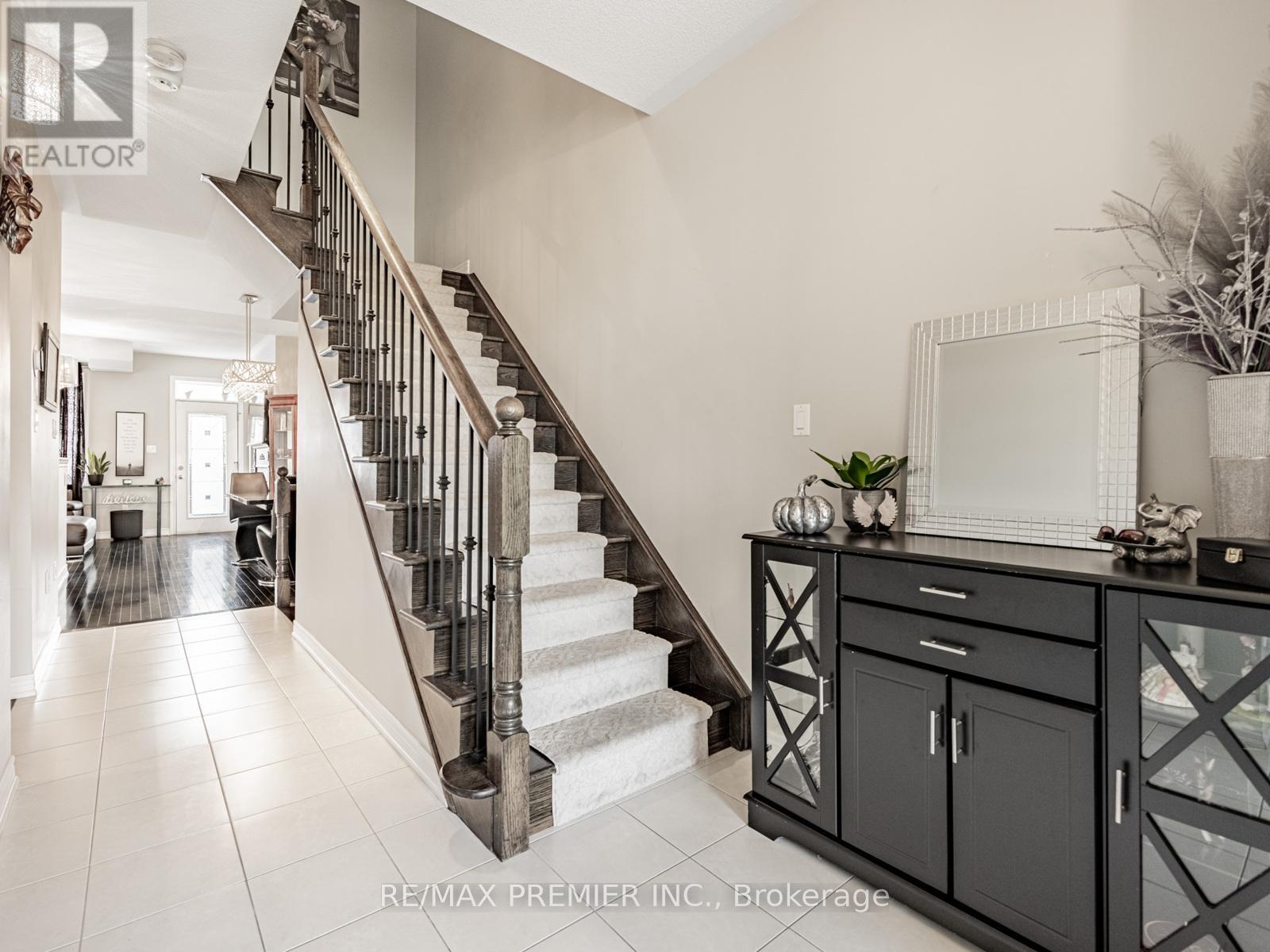 935 Transom Crescent, Milton, Ontario  L9T 8K4 - Photo 5 - W12414429