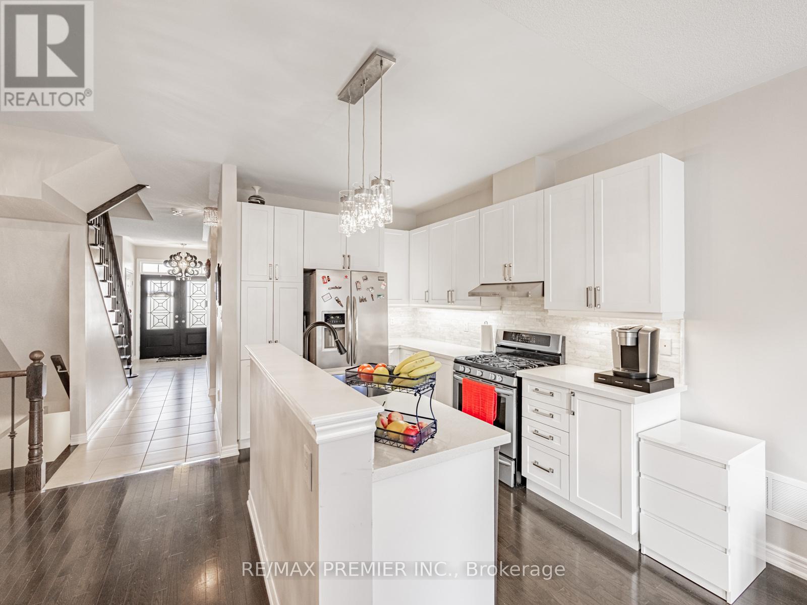 935 Transom Crescent, Milton, Ontario  L9T 8K4 - Photo 6 - W12414429