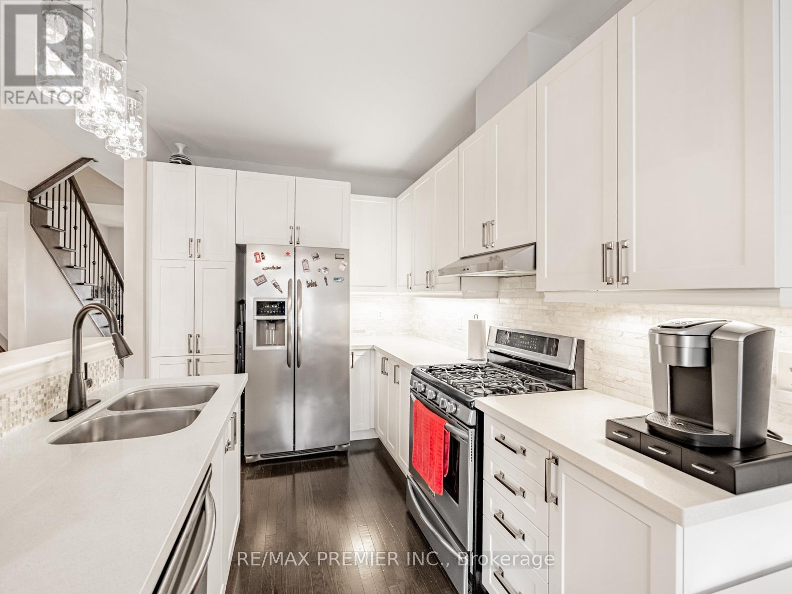 935 Transom Crescent, Milton, Ontario  L9T 8K4 - Photo 7 - W12414429