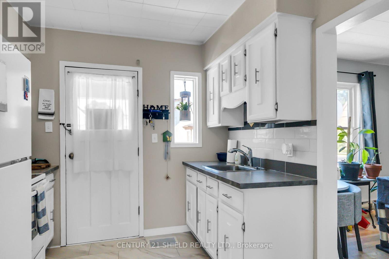 607 First Street E, Cornwall, Ontario  K6H 1L9 - Photo 9 - X12414568