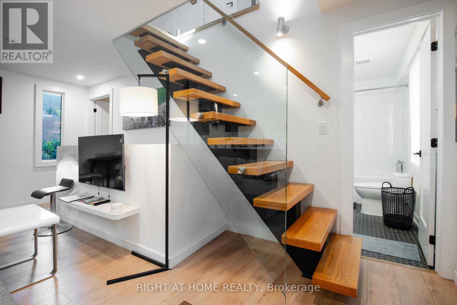 377 Lansdowne Avenue, Toronto, Ontario  M6H 3Y2 - Photo 8 - C12397738