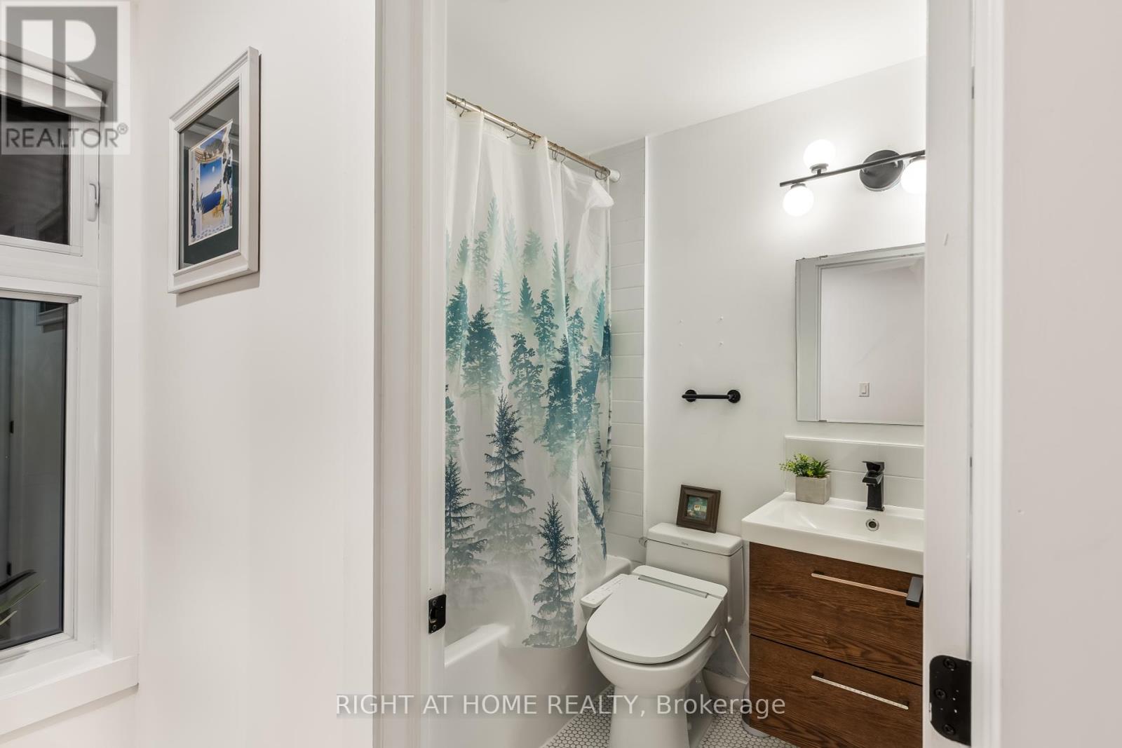 377 Lansdowne Avenue, Toronto, Ontario  M6H 3Y2 - Photo 27 - C12397738