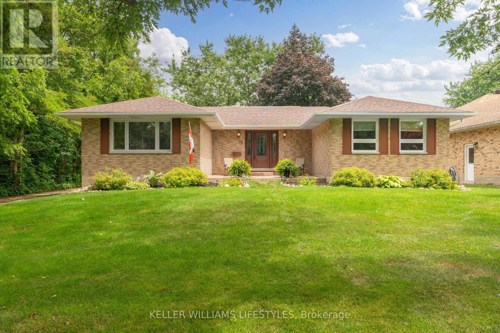 15 Bayley Street, Lambton Shores, Ontario  N0N 1J0 - Photo 1 - X12414381