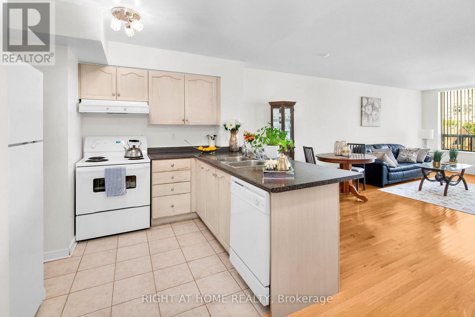 404 - 19 Northern Heights Drive, Richmond Hill, Ontario  L4B 4M4 - Photo 5 - N12347711