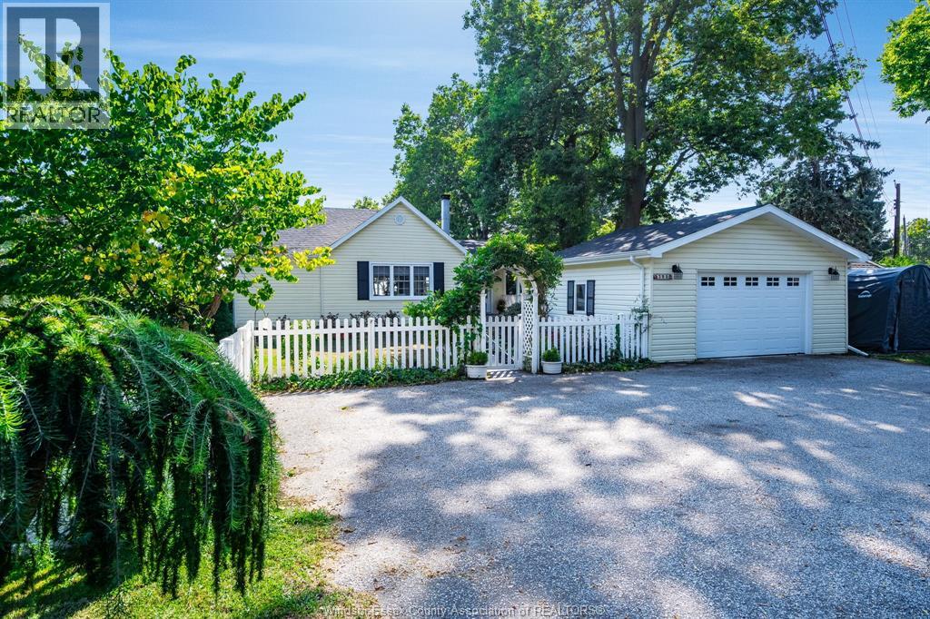 389 Erie View, Colchester, Ontario  N0R 1G0 - Photo 2 - 25023826