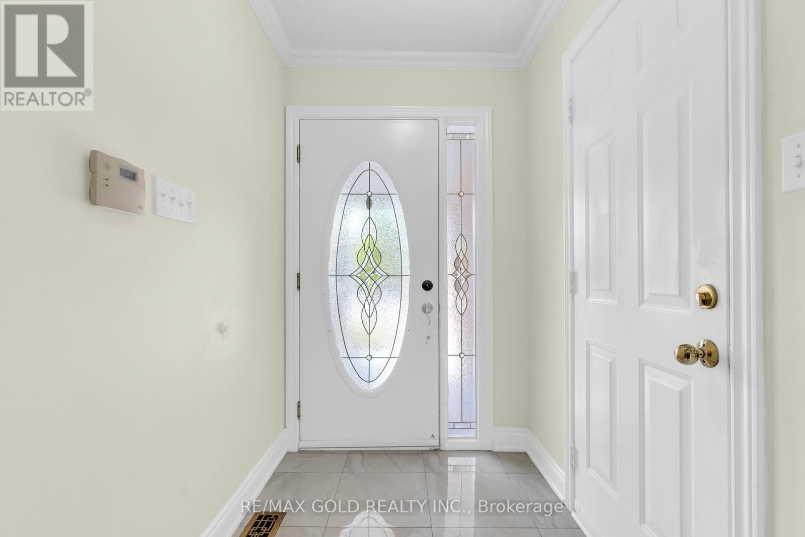 33 Tigerlily Place, Brampton, Ontario  L6R 2C8 - Photo 8 - W12412399
