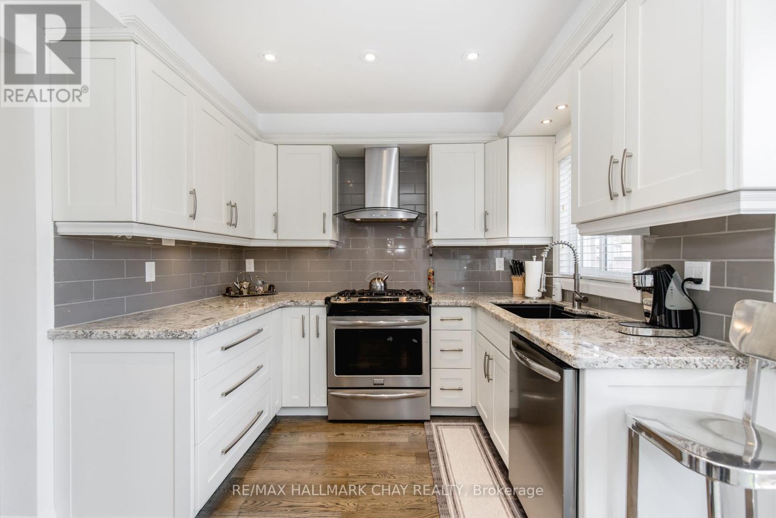 124 Brown Street, Barrie, Ontario  L4N 7V7 - Photo 11 - S12412480