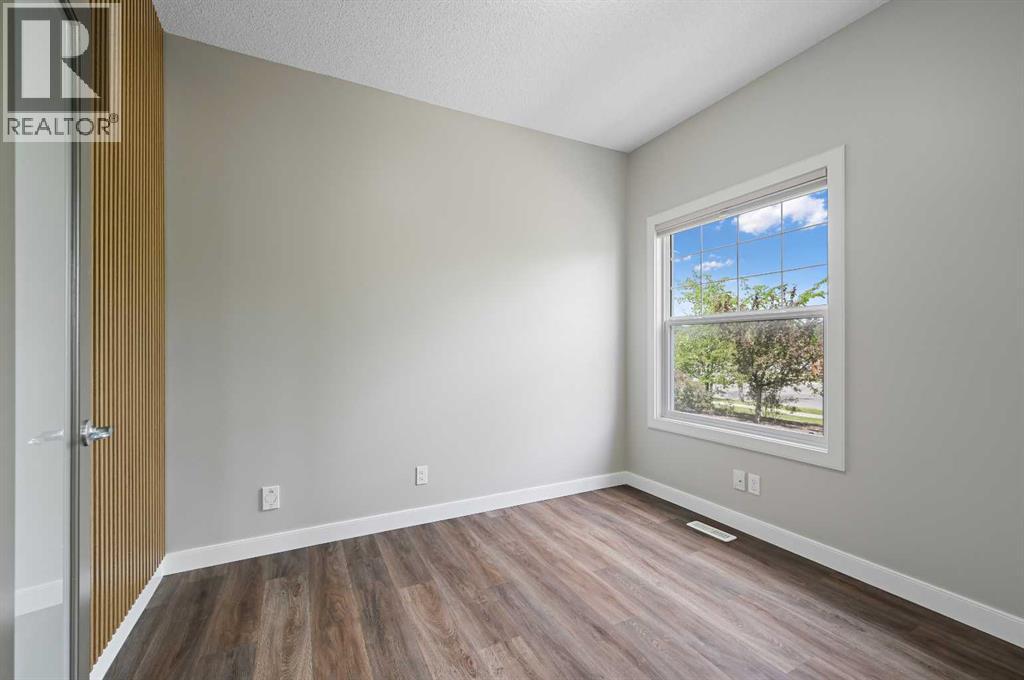 Property at 102 Ravenscroft Green SE image 5