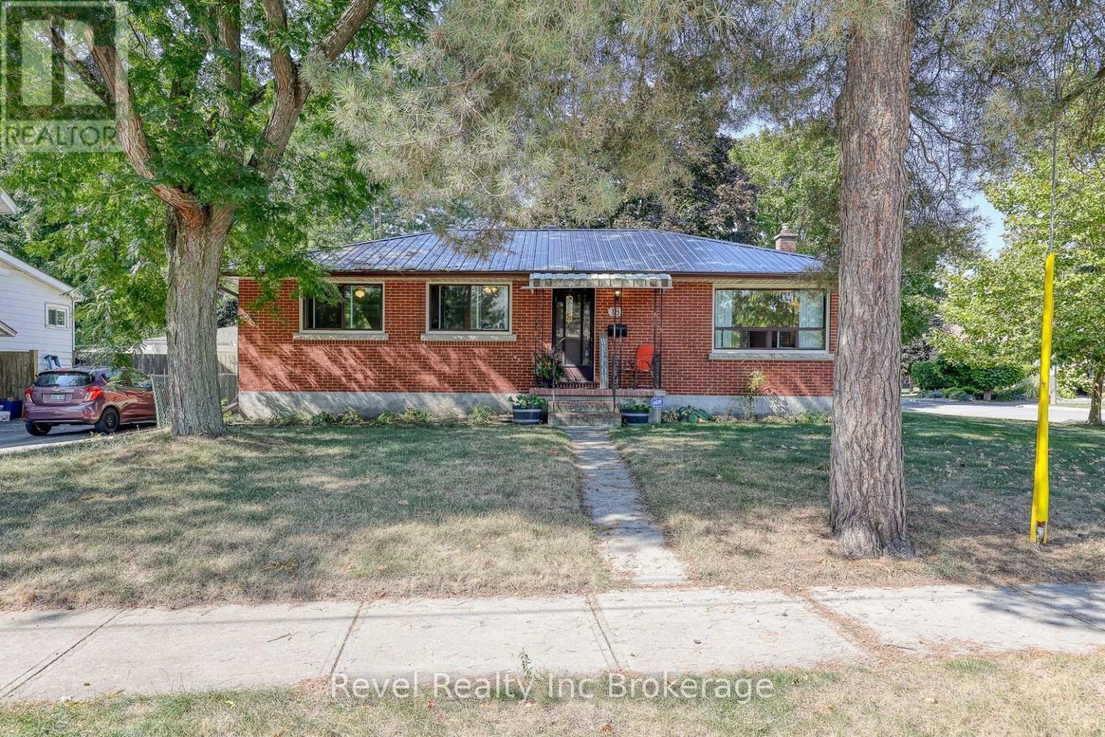 18 First Avenue, Brantford, Ontario  N3S 6R9 - Photo 2 - X12414682