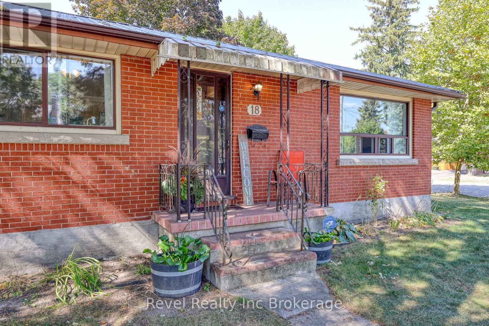 18 First Avenue, Brantford, Ontario  N3S 6R9 - Photo 3 - X12414682