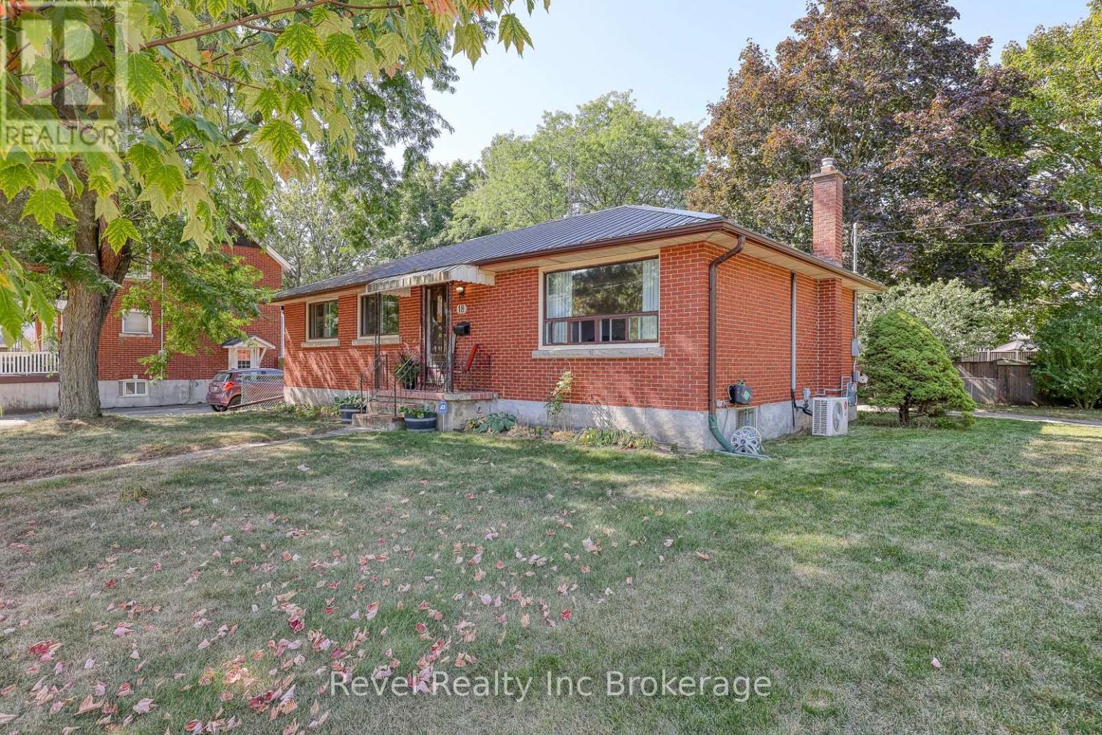 18 First Avenue, Brantford, Ontario  N3S 6R9 - Photo 4 - X12414682