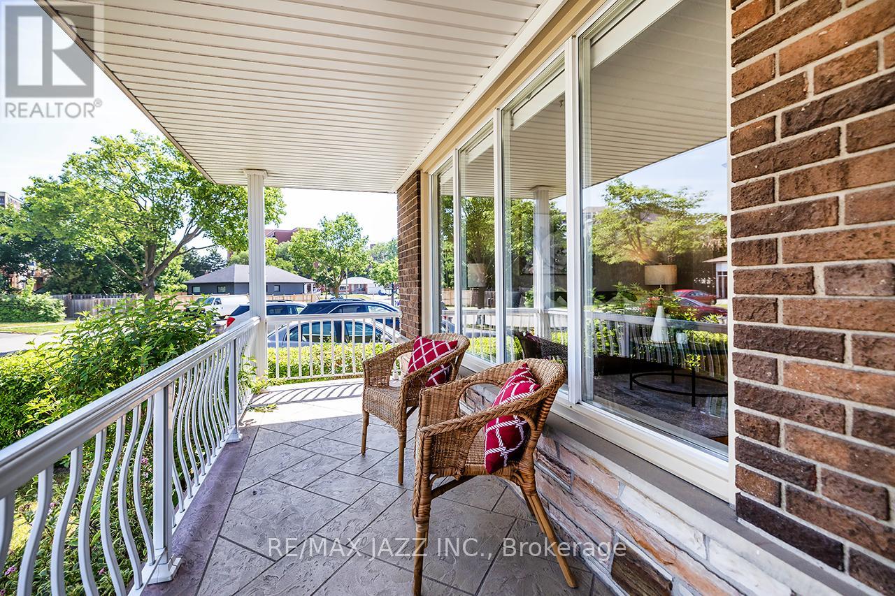 54 Bartel Drive, Toronto, Ontario  M3N 1C9 - Photo 6 - W12364097