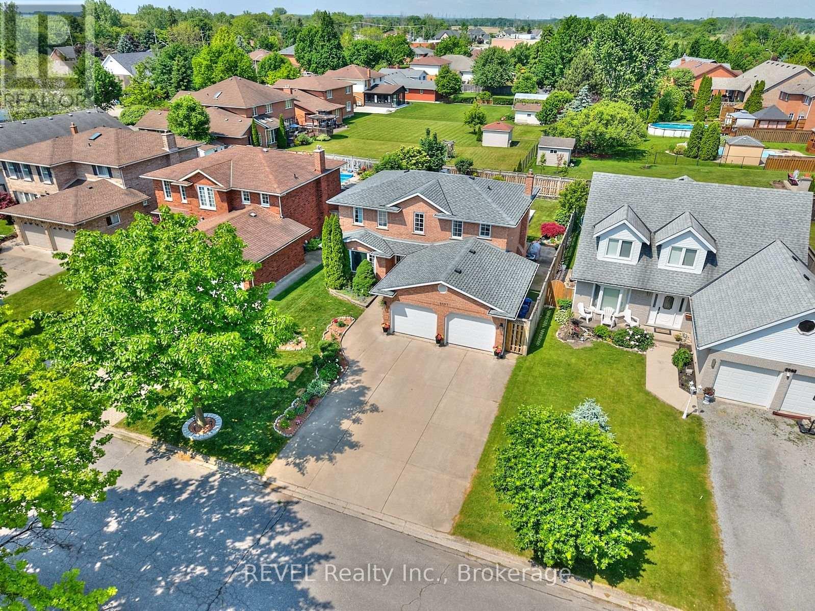 8007 Oakridge Drive, Niagara Falls, Ontario  L2H 2W1 - Photo 2 - X12414651