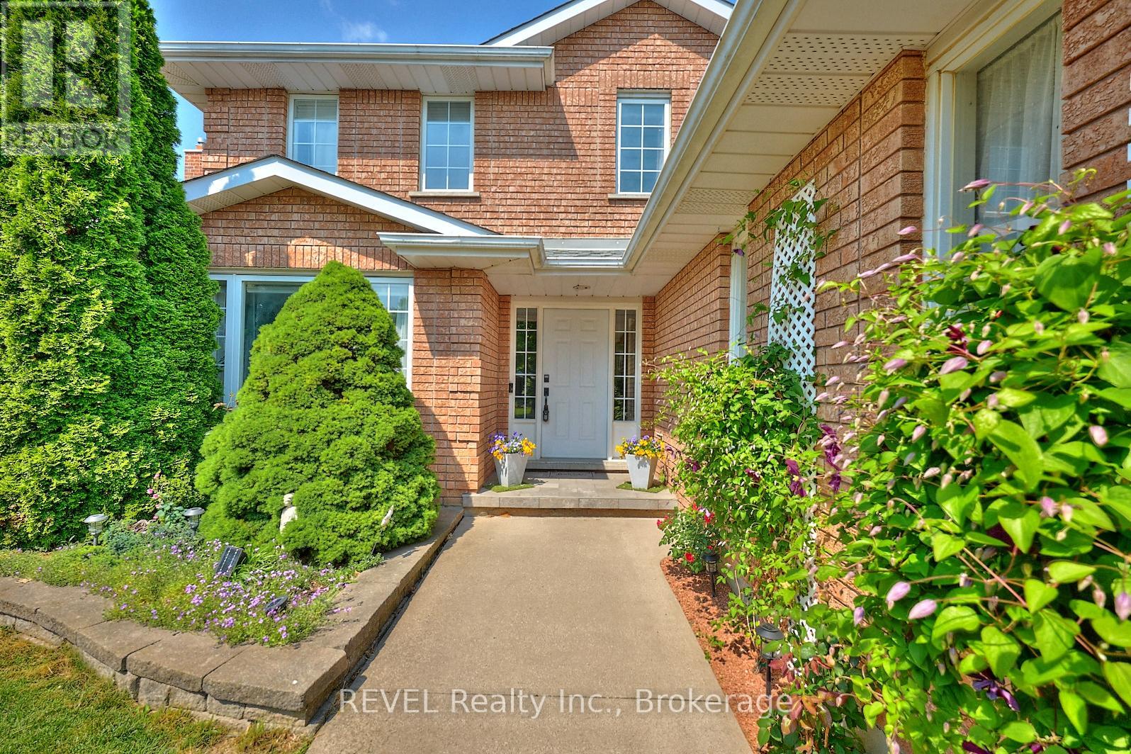 8007 Oakridge Drive, Niagara Falls, Ontario  L2H 2W1 - Photo 5 - X12414651