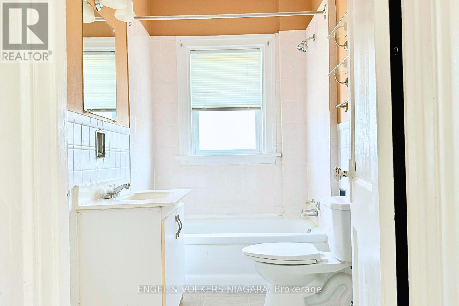 5038 Huron Street, Niagara Falls, Ontario  L2E 2J7 - Photo 10 - X12413714