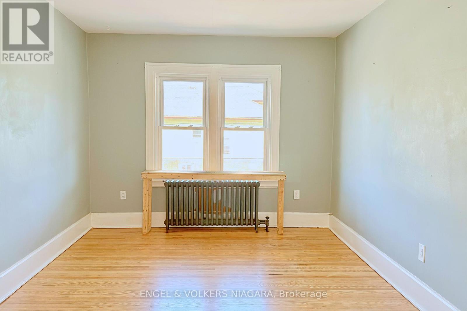 5038 Huron Street, Niagara Falls, Ontario  L2E 2J7 - Photo 3 - X12413714