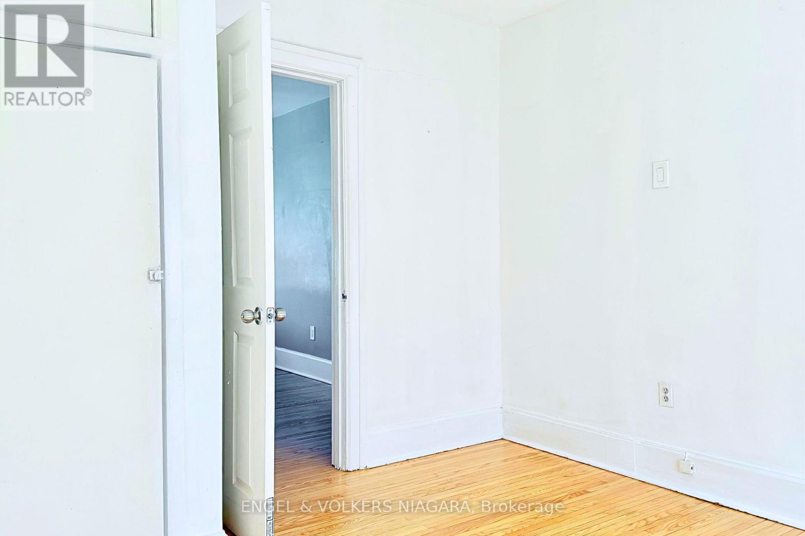 5038 Huron Street, Niagara Falls, Ontario  L2E 2J7 - Photo 5 - X12413714