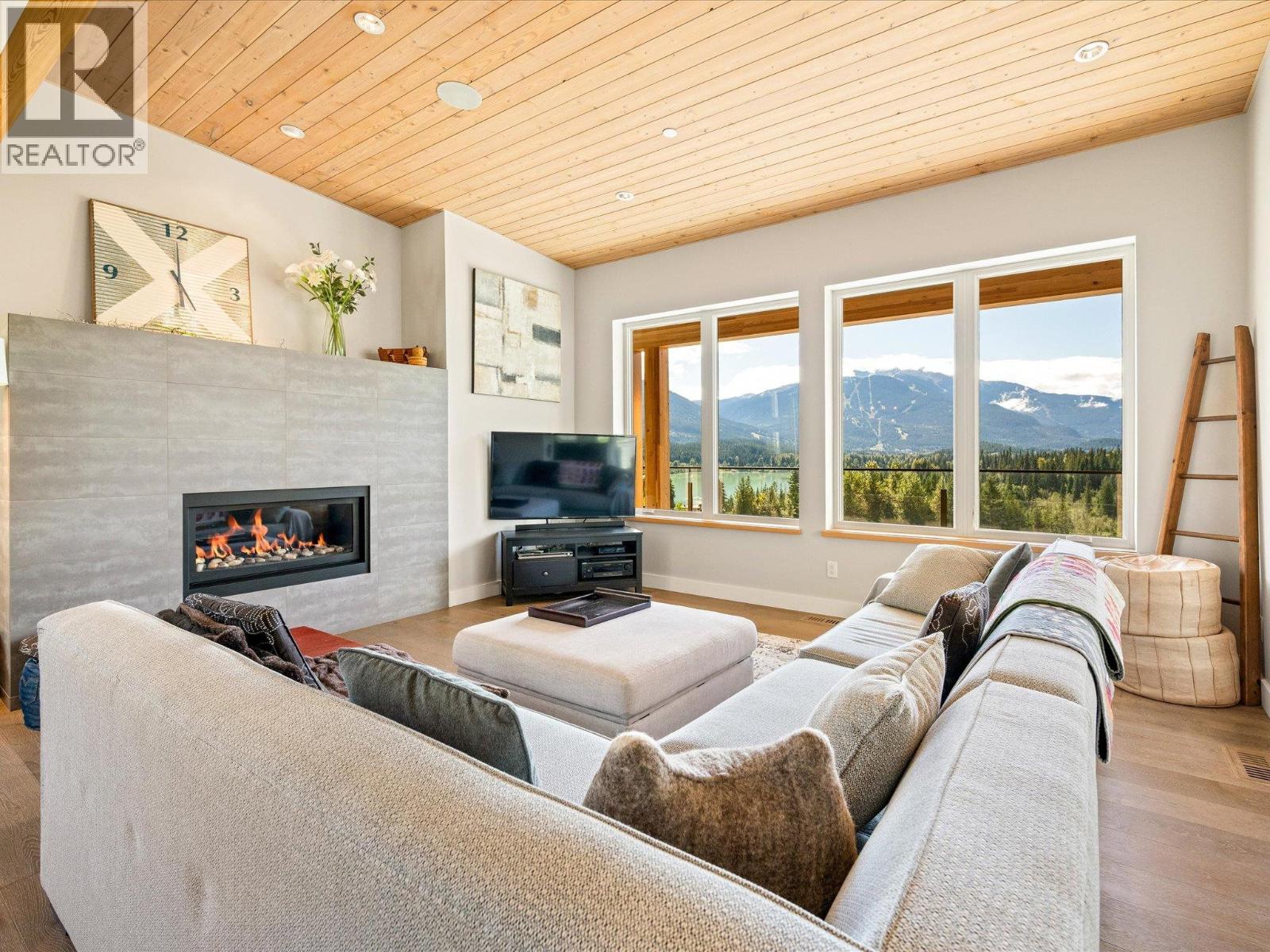 8409 Big Sky Terrace, Whistler, British Columbia  V8E 0G8 - Photo 2 - R3049952