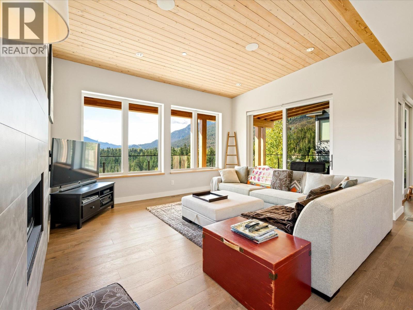 8409 Big Sky Terrace, Whistler, British Columbia  V8E 0G8 - Photo 3 - R3049952