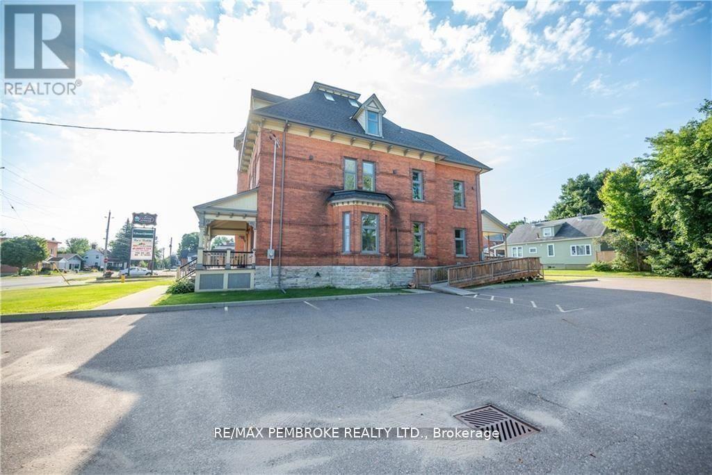 464 Pembroke Street W, Pembroke, Ontario  K8A 5N9 - Photo 3 - X12414712