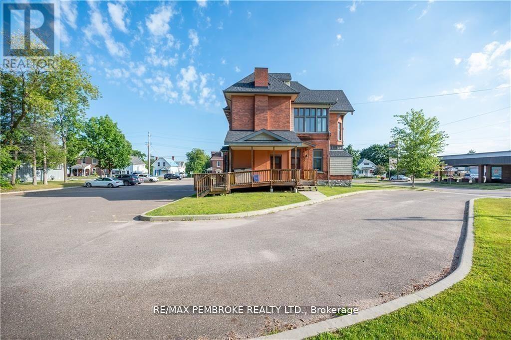 464 Pembroke Street W, Pembroke, Ontario  K8A 5N9 - Photo 4 - X12414712