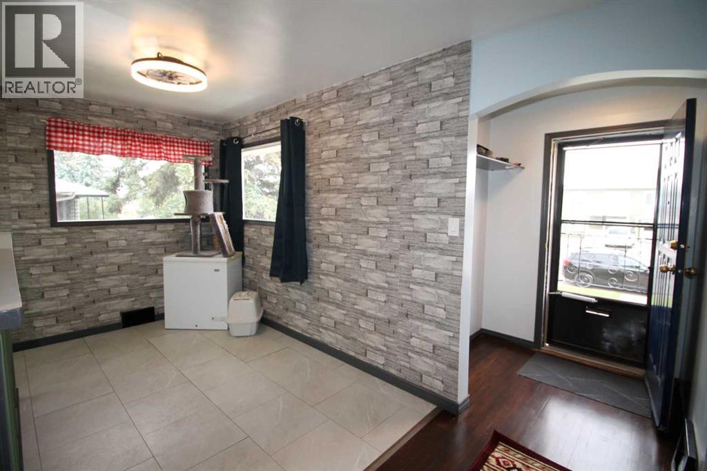 Property at 517 23 Street S image 3