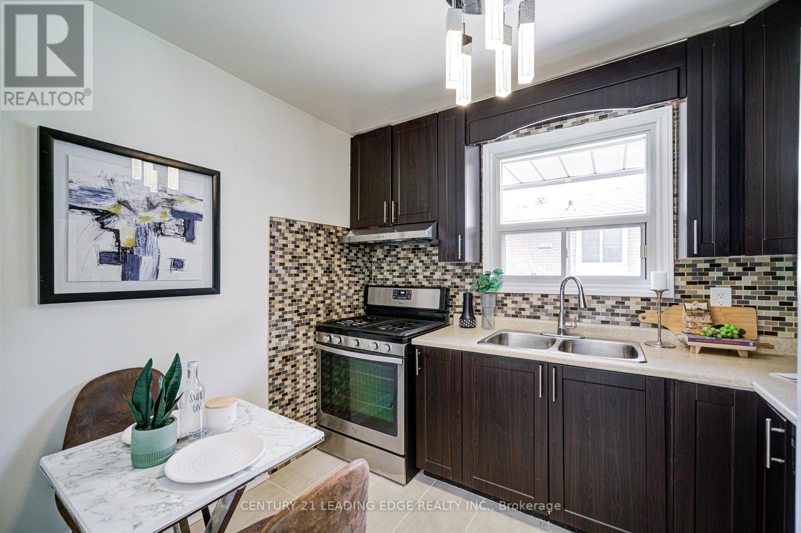 55 Crawford Drive, Brampton, Ontario  L6V 2C6 - Photo 9 - W12414605