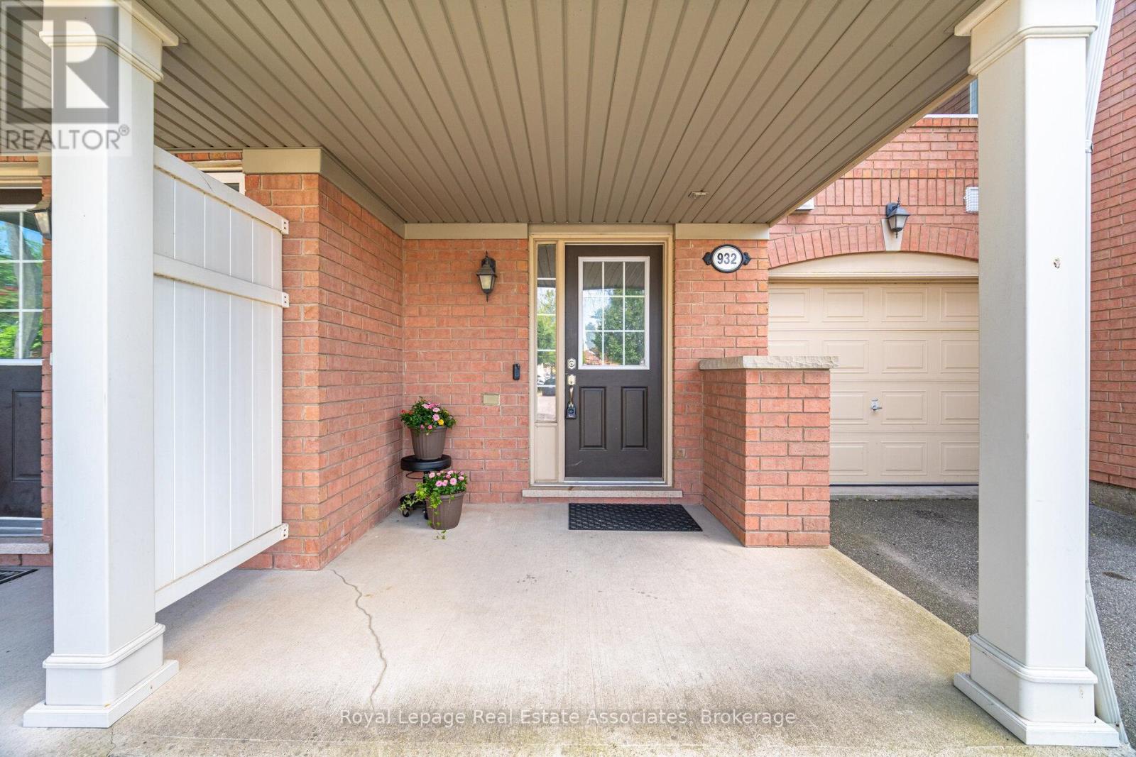 932 Burgess Gardens, Milton, Ontario  L9T 0K8 - Photo 4 - W12414617