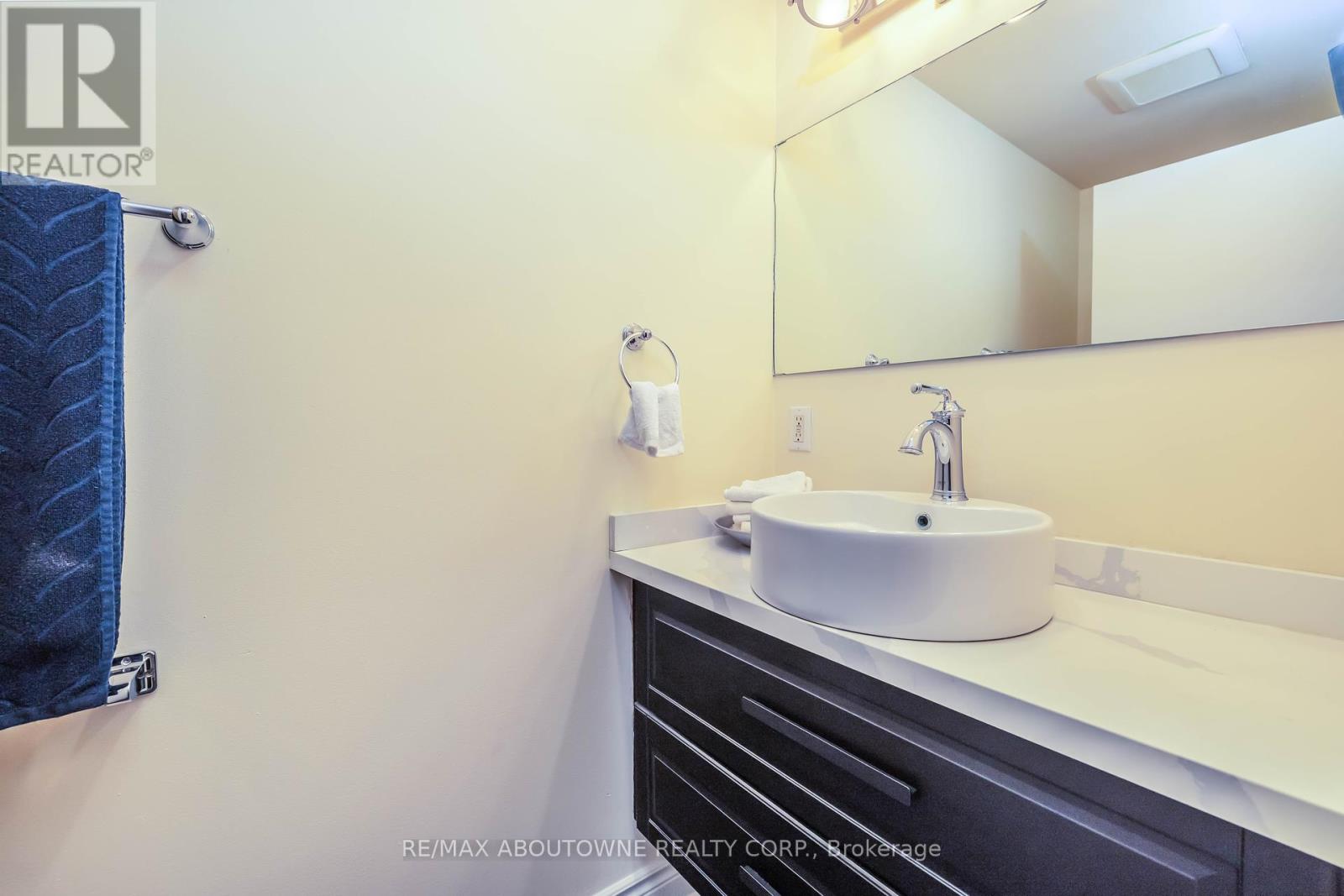 3276 Governors Road, Hamilton, Ontario  L0R 1T0 - Photo 13 - X12414455