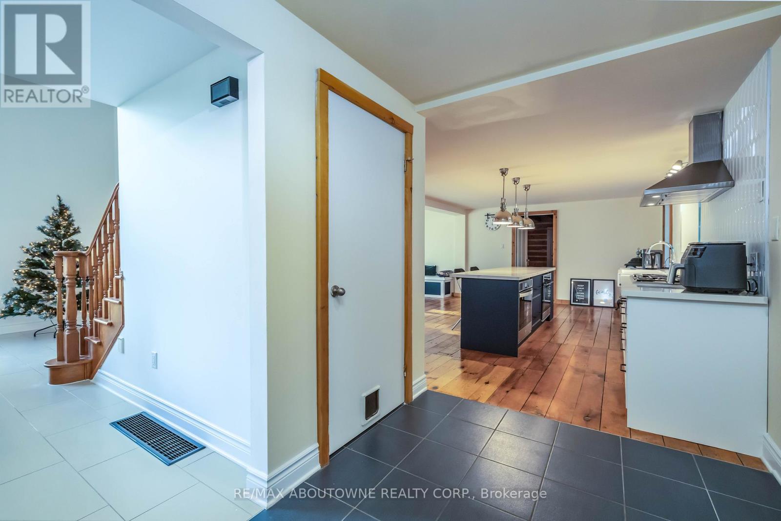 3276 Governors Road, Hamilton, Ontario  L0R 1T0 - Photo 15 - X12414455