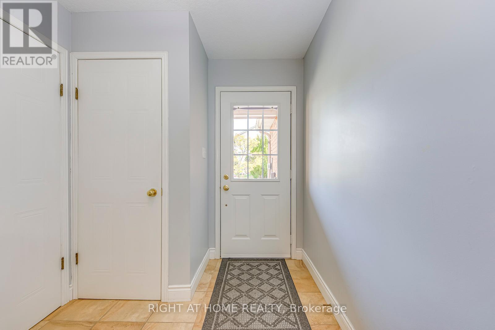 457 Laurel Gate Drive, Waterloo, Ontario  N2T 2S1 - Photo 3 - X12414550