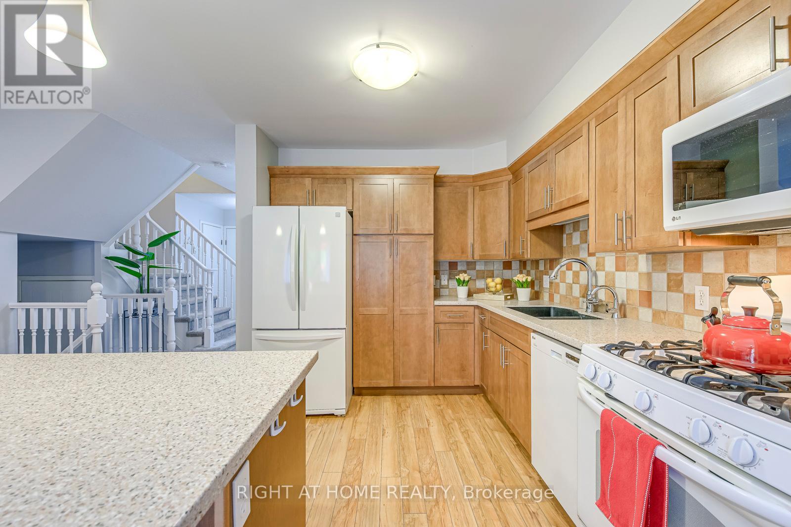 457 Laurel Gate Drive, Waterloo, Ontario  N2T 2S1 - Photo 6 - X12414550