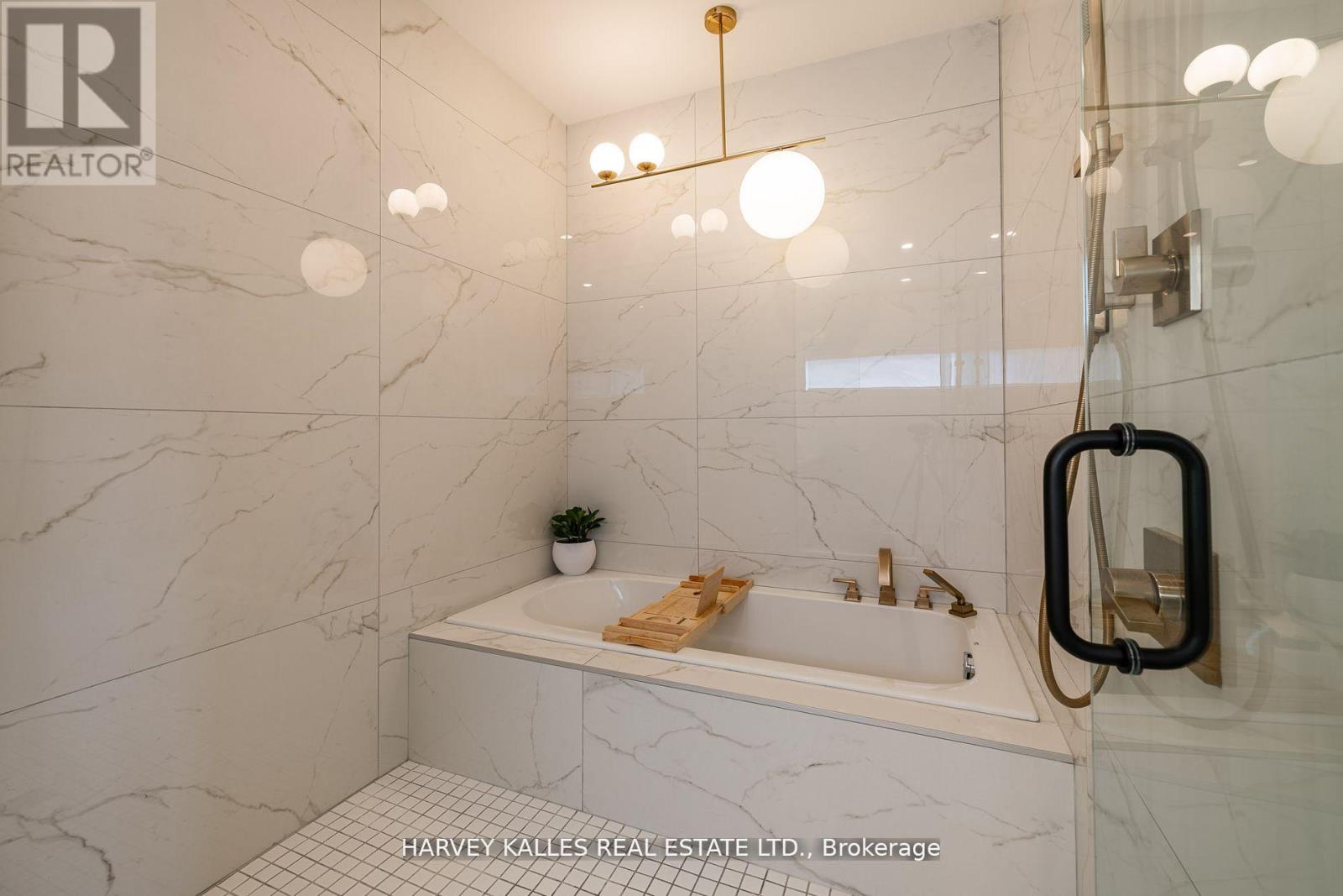 1 - 121 Fiddlers Green Road, Hamilton, Ontario  L9G 1W4 - Photo 28 - X12414566