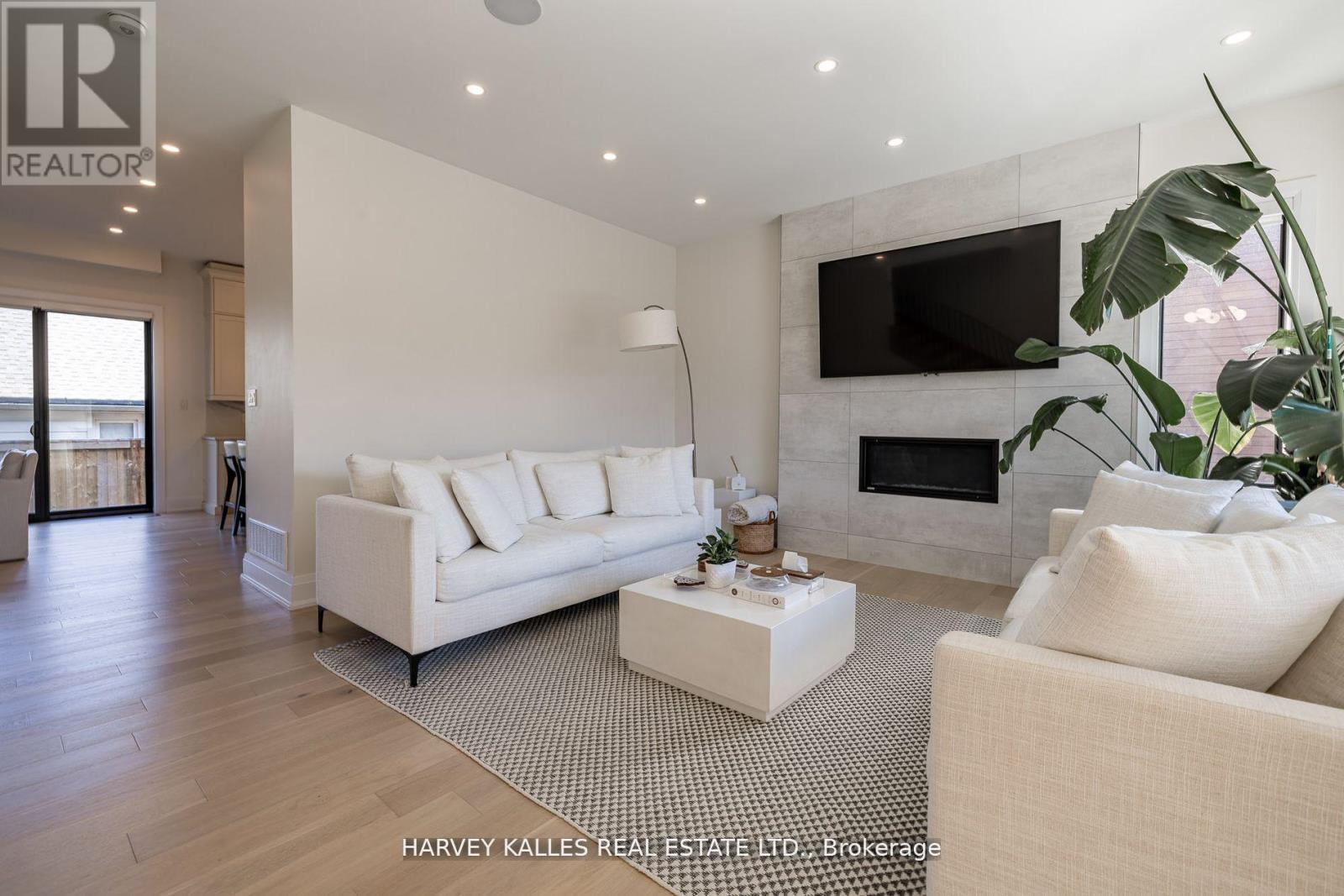 1 - 121 Fiddlers Green Road, Hamilton, Ontario  L9G 1W4 - Photo 6 - X12414566