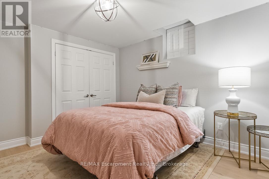 2301 Baronwood Drive, Oakville, Ontario  L6M 4Z6 - Photo 16 - W12410878