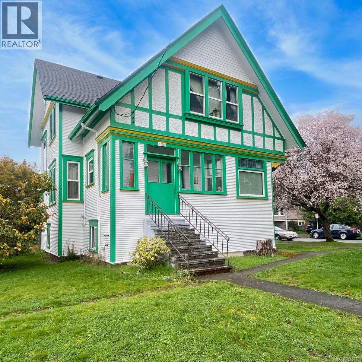 1250 Fairfield Rd, Victoria, British Columbia