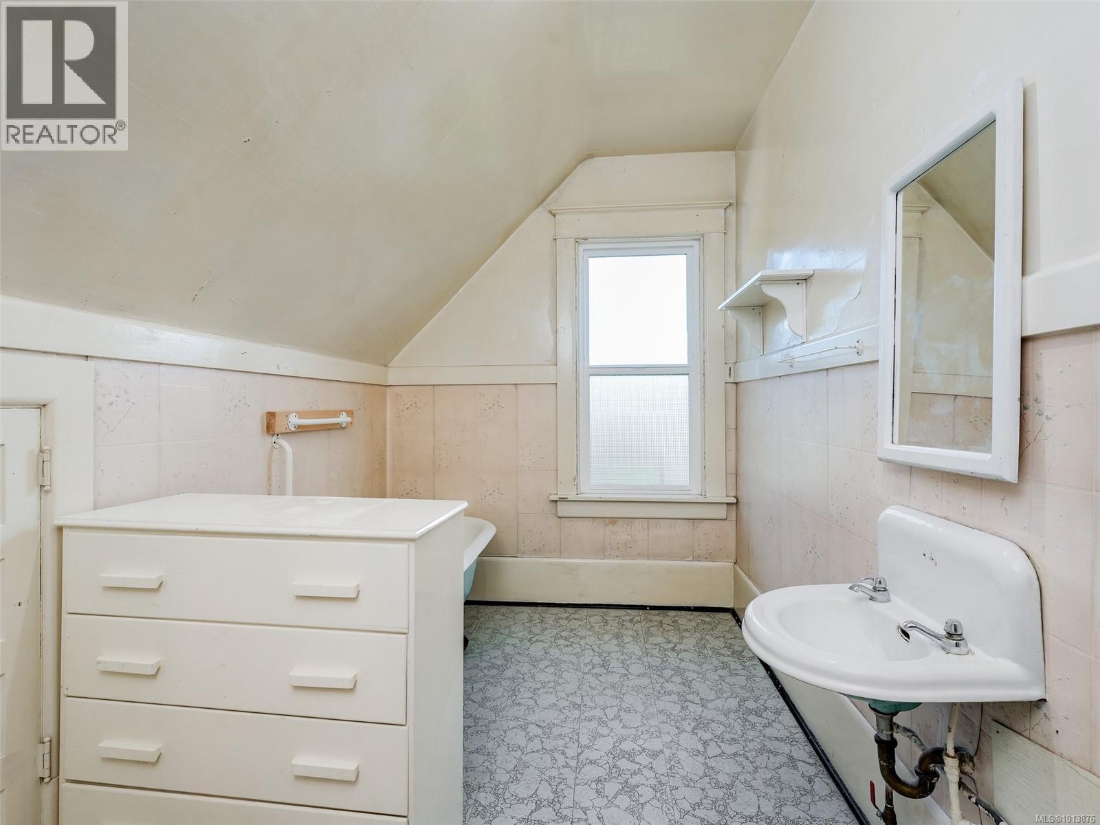 1250 Fairfield Rd, Victoria, British Columbia  V8V 3B5 - Photo 24 - 1013876