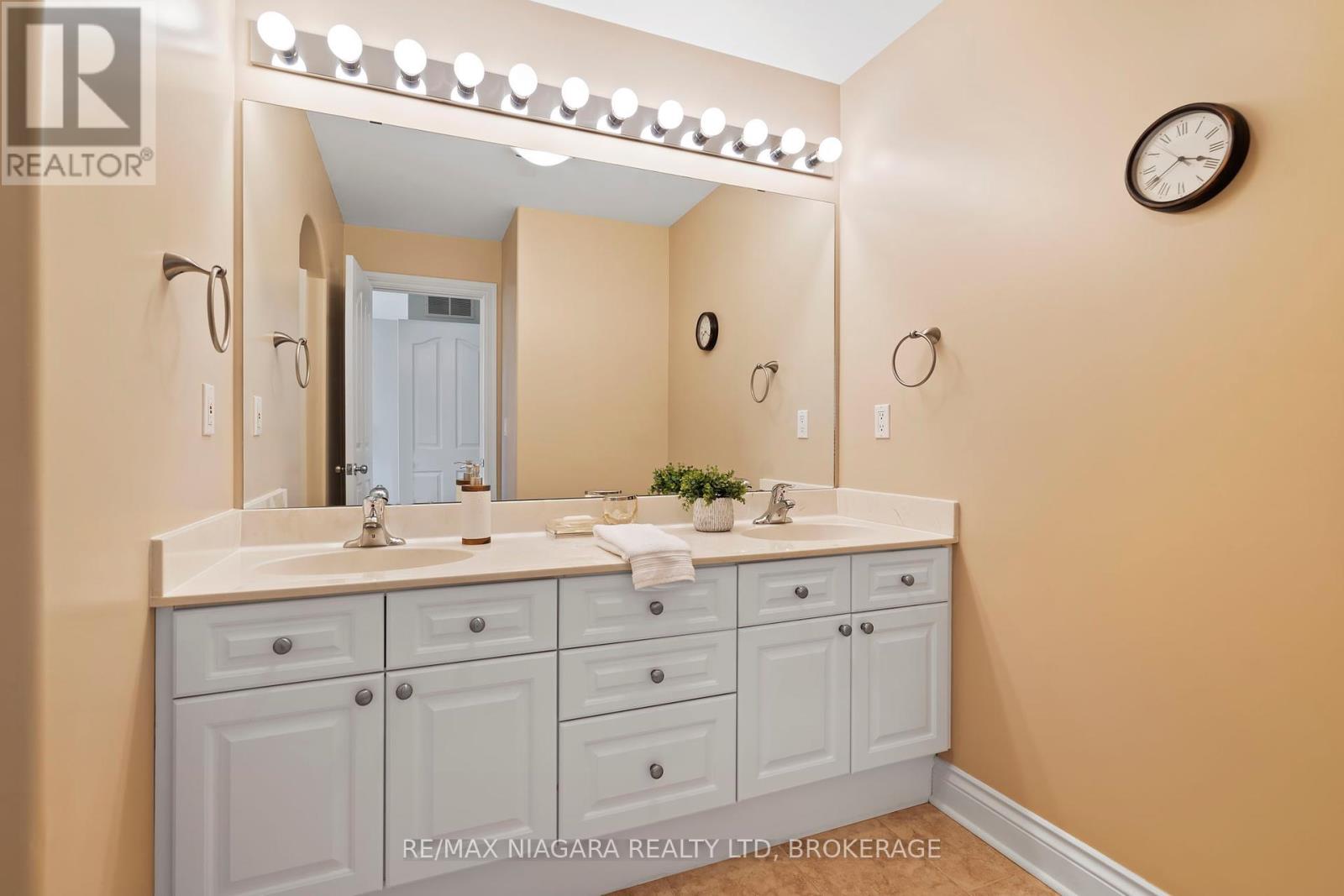 6748 Domenic Crescent, Niagara Falls, Ontario  L2J 4L5 - Photo 25 - X12414828
