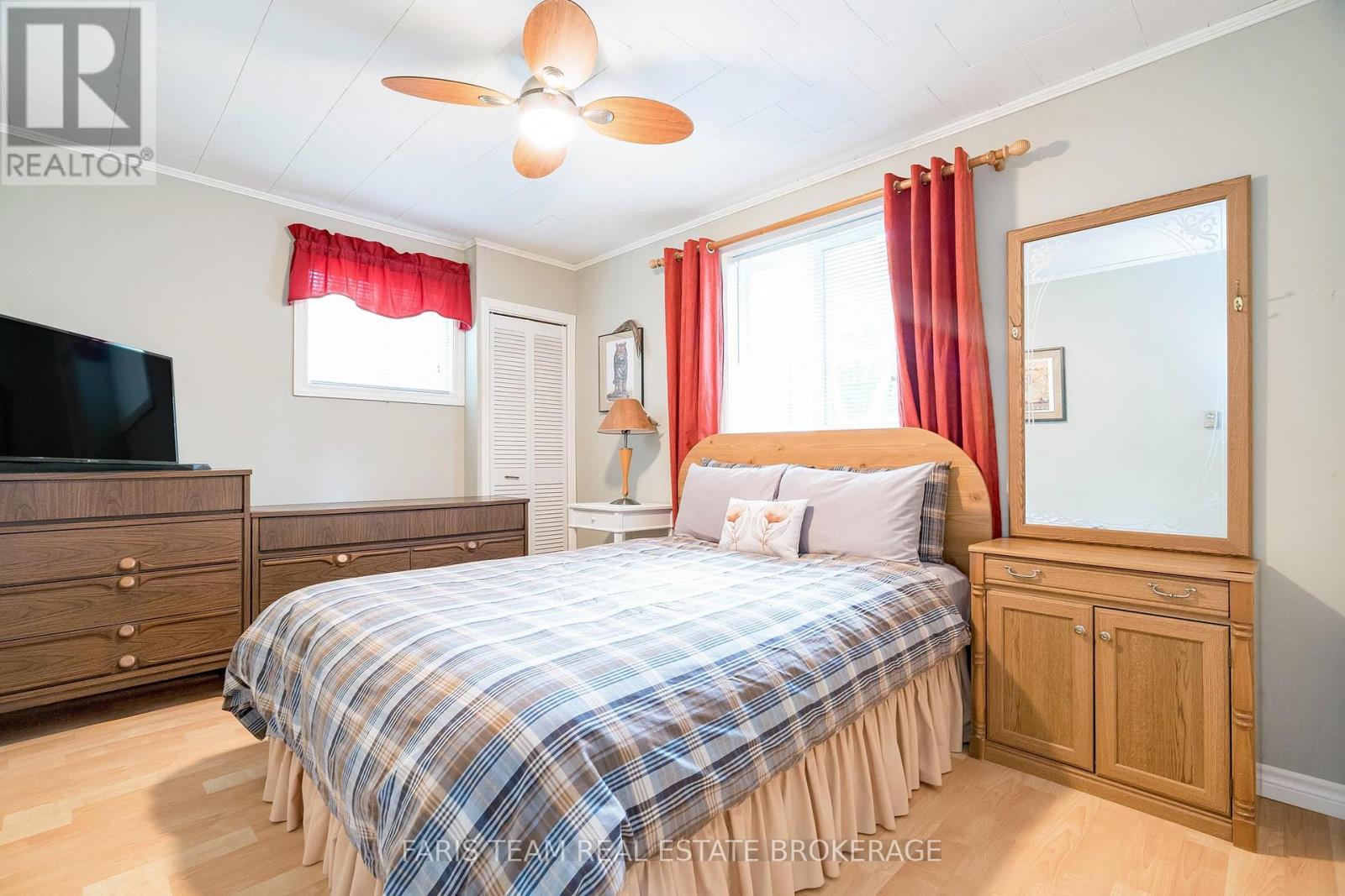 8060 Oakridge Drive, Severn (Washago), Ontario  L0K 2B0 - Photo 18 - S12414669