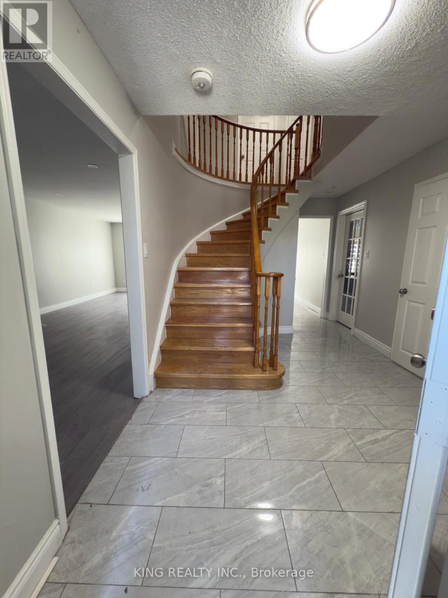 7 Clydesdale Circle, Brampton, Ontario  L6Y 3R4 - Photo 10 - W12414633