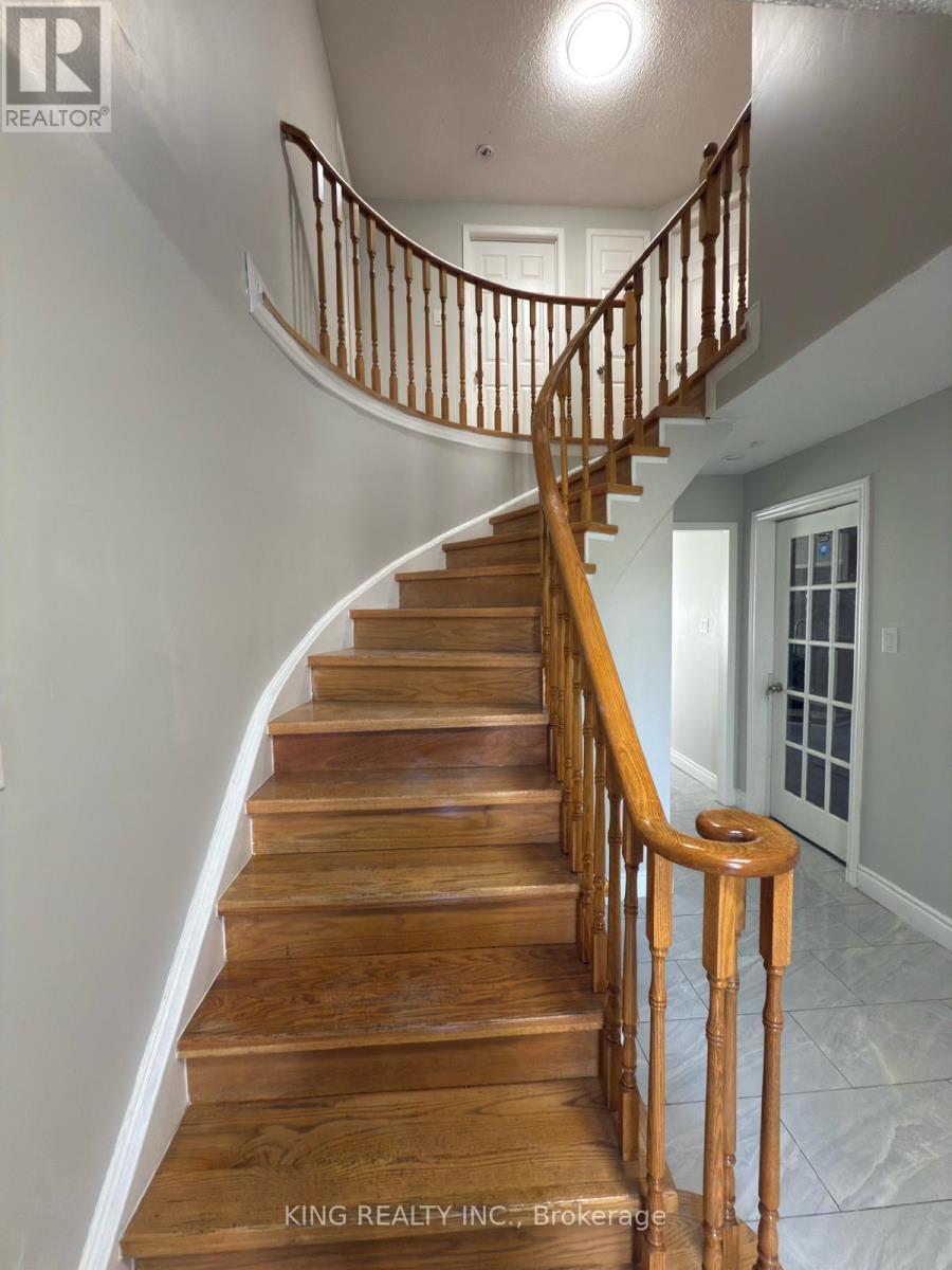 7 Clydesdale Circle, Brampton, Ontario  L6Y 3R4 - Photo 11 - W12414633