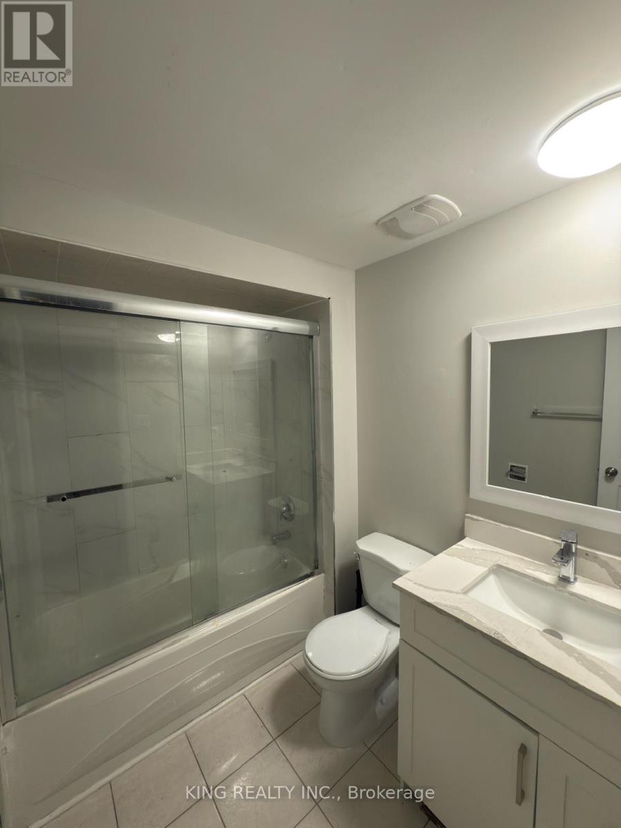 7 Clydesdale Circle, Brampton, Ontario  L6Y 3R4 - Photo 2 - W12414633
