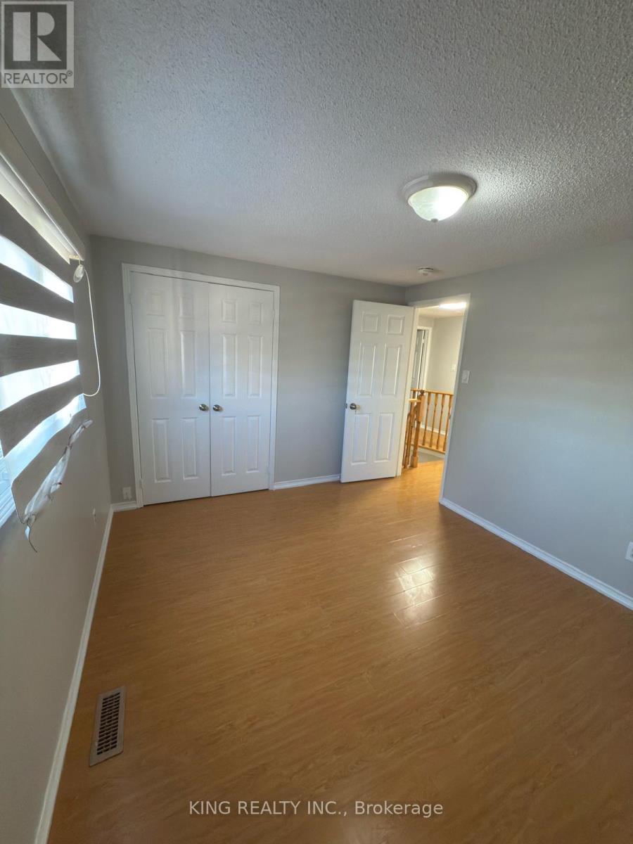 7 Clydesdale Circle, Brampton, Ontario  L6Y 3R4 - Photo 4 - W12414633