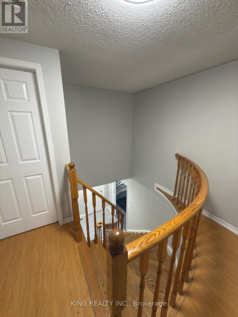 7 Clydesdale Circle, Brampton, Ontario  L6Y 3R4 - Photo 9 - W12414633