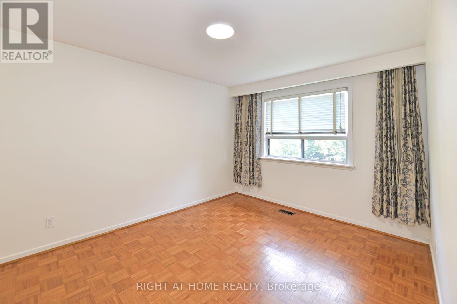 1033 Islington Avenue, Toronto, Ontario  M8Z 4R3 - Photo 10 - W12414670